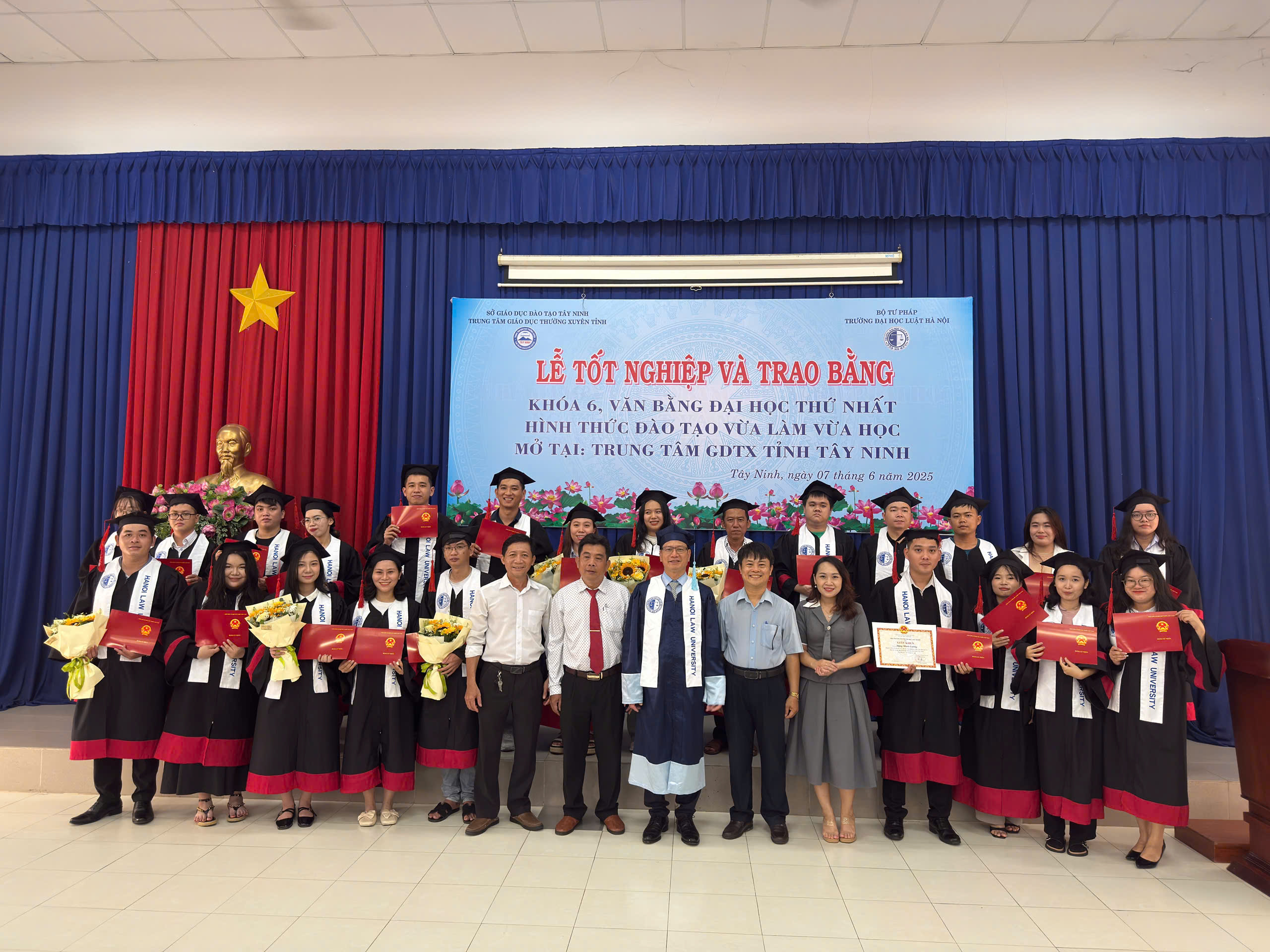Lễ Bế giảng và trao bằng tốt nghiệp cho sinh viên lớp Đại học Luật K6 - VB1