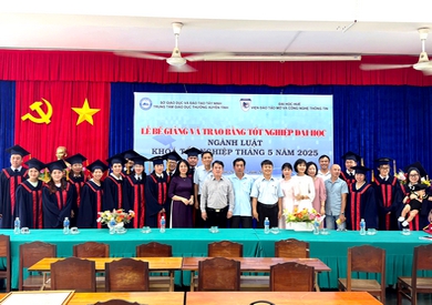 Lễ Bế giảng các lớp đại học khoá TN tháng 5/2025 - liên kết Viện ĐTM & CNTT-Đại học Huế