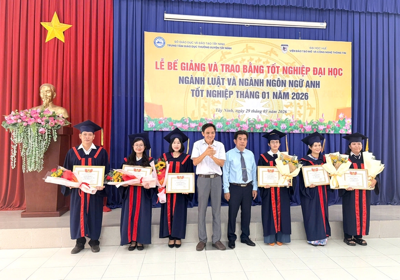 Lễ bế giảng và trao bằng tốt nghiệp đại học – liên kết Viện Đào tạo mở và CNTT – ĐH Huế