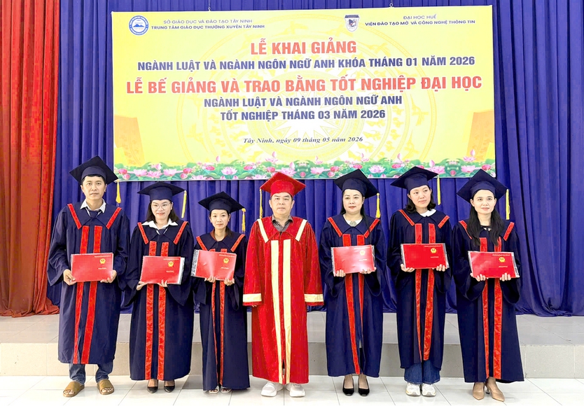 Lễ Khai giảng, Bế giảng các lớp ĐH ngành Luật và Ngôn ngữ Anh – LKĐT Viện ĐTM&CNTT, ĐH Huế