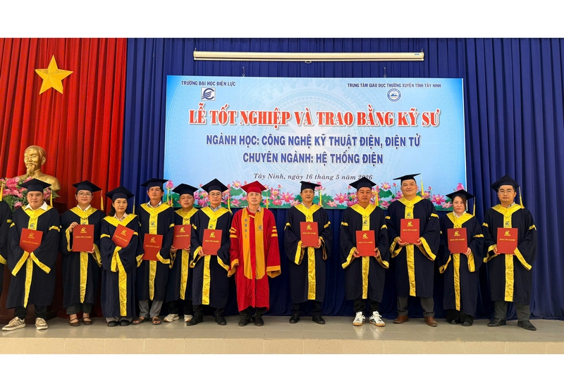 Lễ bế giảng Đại học chuyên ngành Hệ thống điện - liên kết đào tạo Trường Đại học Điện lực